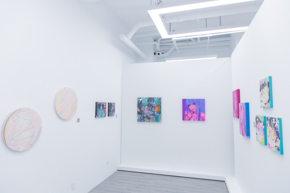 NEW SKIN 聯展展場：原作與不同尺寸作品｜Neverland Gallery 台北信義區｜Installation view of the group exhibition NEW SKIN at Neverland Gallery, Taipei｜グループ展「NEW SKIN」展示風景｜Neverland Gallery（台北）