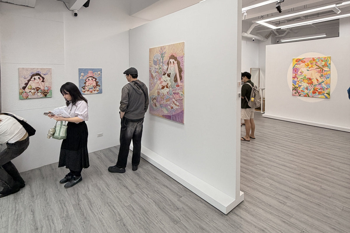 〈面孔遊行 Persona Parade〉韓國藝術家聯展展場：白牆上的角色繪畫與觀展民眾｜Neverland Gallery 台北信義區｜Installation view of Persona Parade, a Korean artists group exhibition, with visitors at Neverland Gallery, Taipei｜韓国アーティスト合同展「ペルソナ・パレード Persona Parade」展示風景と来場者｜Neverland Gallery（台北・信義区）